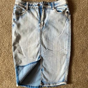 Jean skirt with front slit